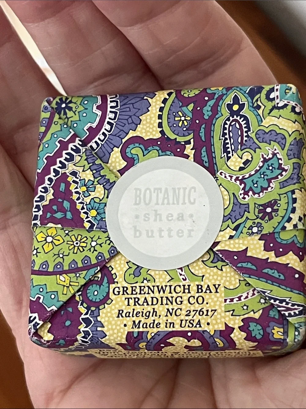 Bath & Body Works Iridescent  Gradient Scallop Soap Dish w Botanic Soap